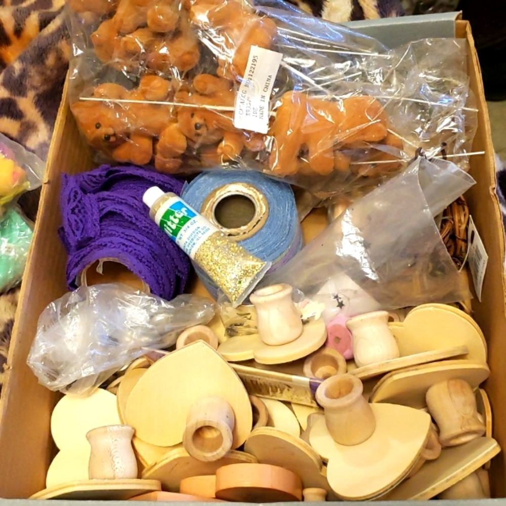 Box Of Assorted Craft Items - Picture 9 of 9